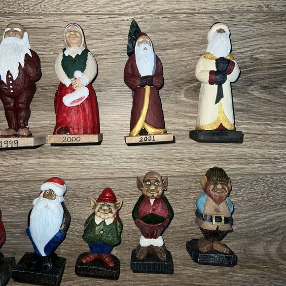 Hand Painted Carved Santa Claus Figurines Set of 13 Signed Dave Constantine - Picture 3 of 4